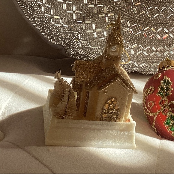 Beautiful neiman Marcus ornate ornaments. The round red is embellished. - Picture 3 of 5